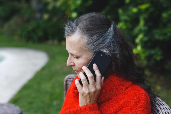 Pourquoi les seniors ont-ils besoin de téléphones spécifiques ?